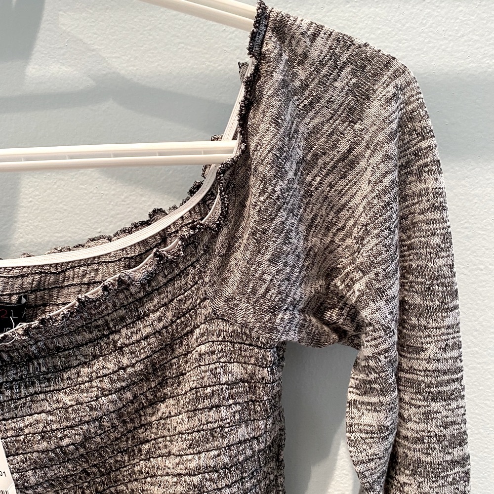 UK2LA โข Grey stretchy long sleeve crop top - Picture 6 of 9
